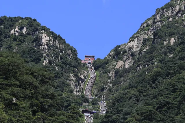 The Eighteen Bends in Tai'an & Mount Tai